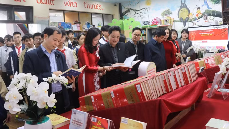 Các đại biểu tham quan Trưng bày sách, báo Xuân Bính Ngọ 2026 tại Thư viện Bắc Ninh số 2.