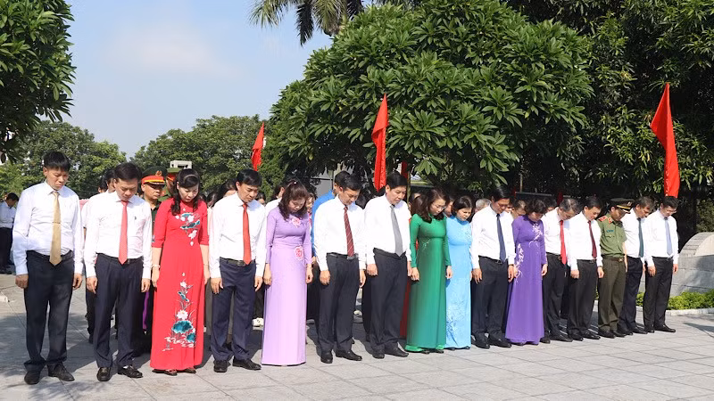 Đoàn đại biểu tỉnh Bắc Ninh thành kính tưởng niệm tại Khu lưu niệm Tổng Bí thư Nguyễn Văn Cừ (phường Phù Khê).