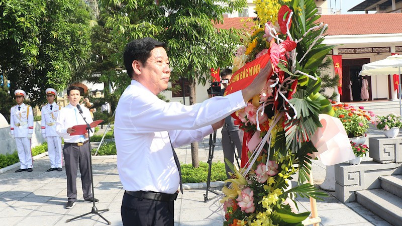 Đồng chí Nguyễn Văn Gấu , Bí thư Tỉnh ủy Bắc Ninh dâng hoa trước tượng đài Tổng Bí thư Nguyễn Văn Cừ. img-2025-07-09-124818.jpg