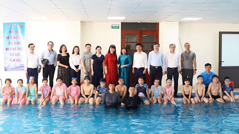 Các đại biểu tham quan bể bơi và chụp ảnh lưu niệm tại Trường tiểu học và trung học cơ sở Hoàng Hoa Thám, thành phố Bắc Ninh. unnamed-7.jpg