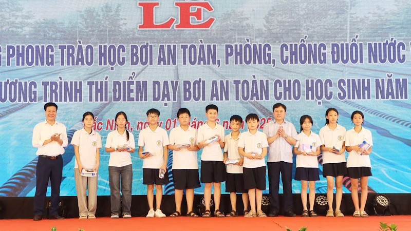 Ban Tổ chức tặng trang phục bơi cho các em học sinh. img-2025-06-01-171456.jpg