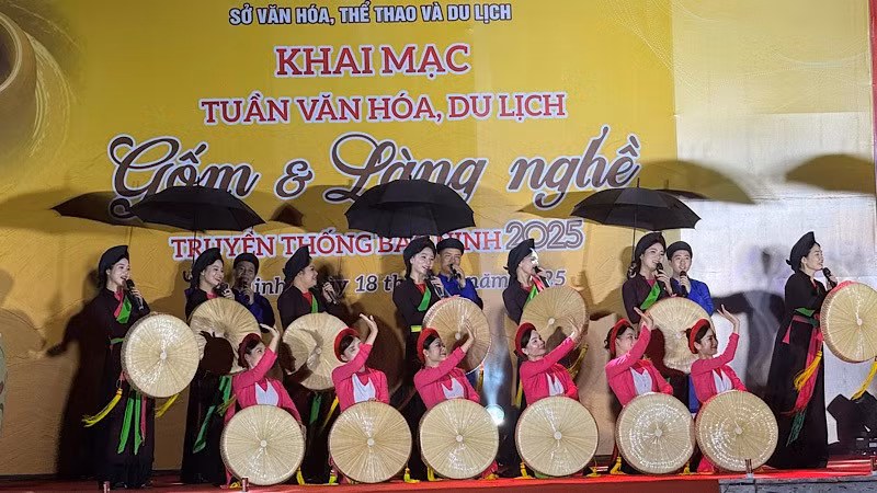 Tiết mục biểu diễn dân ca Quan họ chào mừng khai mạc Tuần lễ văn hóa, du lịch Gốm và Làng nghề.