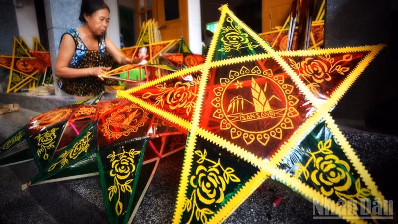 Đèn trung thu là đồ chơi yêu thích của các em nhỏ. 