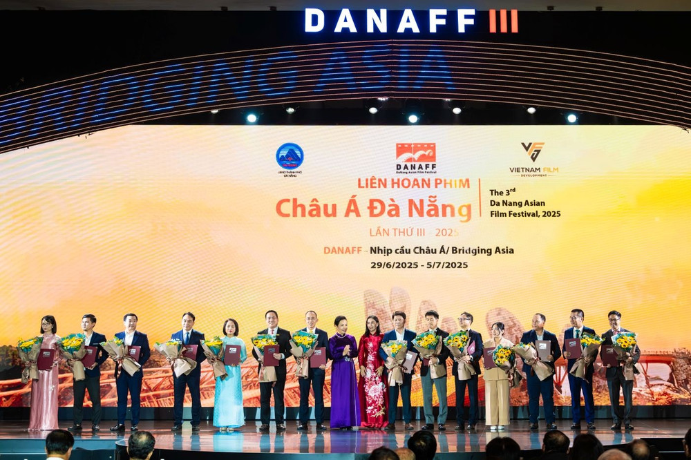 Ông Đỗ Thanh Tuấn - đại diện Vinamilk (thứ 3 từ trái sang) đại diện nhận hoa và thư cảm ơn từ Ban tổ chức DANAFF III. (Ảnh: THÀNH HUY) 3-2534.jpg