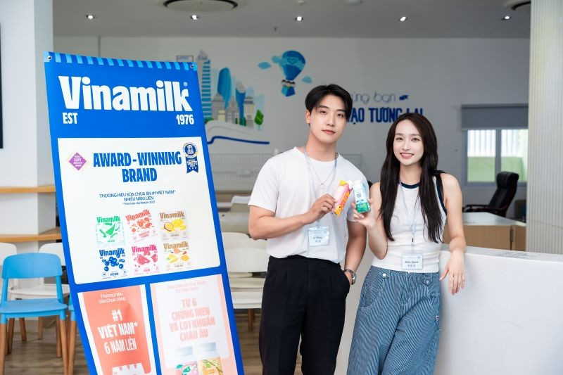 Nữ diễn viên Diễm Quỳnh cùng bạn học tại workshop “Ươm mầm tài năng”. (Ảnh: THÀNH HUY) anh-5.jpg