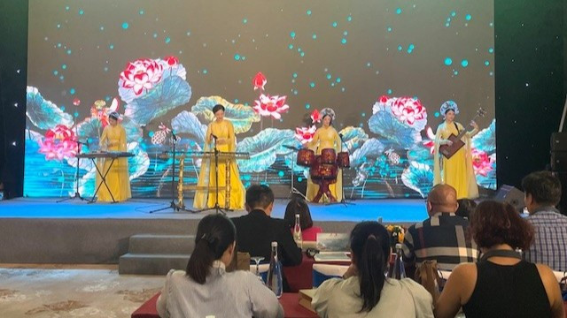 Biểu diễn văn nghệ trong chương trình giao lưu. img-0012-674.jpg