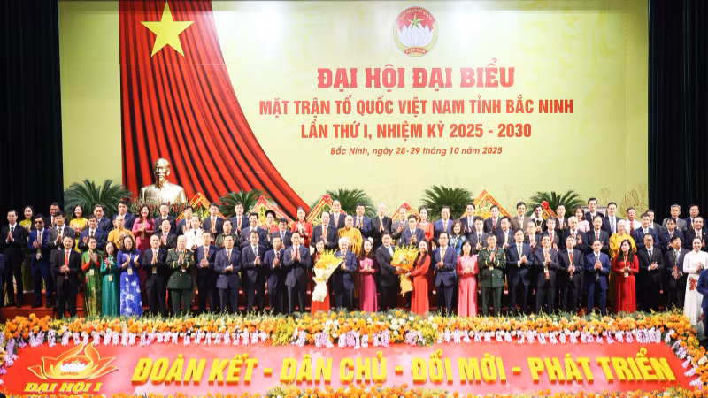 Lãnh đạo Trung ương Mặt trận Tổ quốc Việt Nam và tỉnh Bắc Ninh tặng hoa chúc mừng 119 đại biểu tham gia Ủy ban Mặt trận Tổ quốc tỉnh Bắc Ninh khóa I, nhiệm kỳ 2025-2030.