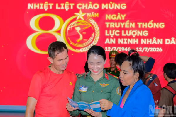 Triển lãm “Tổ quốc bình yên”.