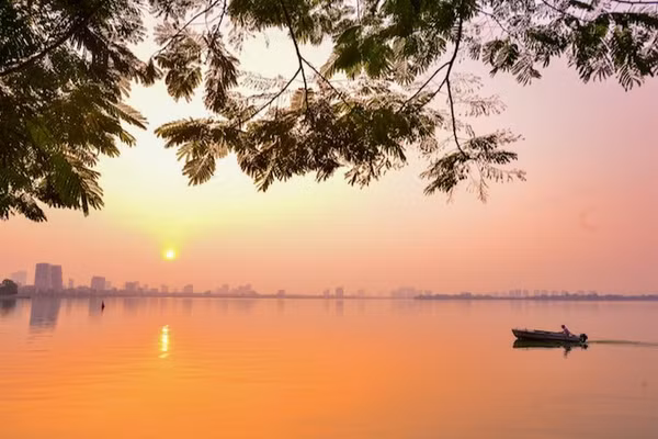 Hoàng hôn trên hồ Tây (Hà Nội).