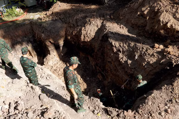 Công tác tìm kiếm, quy tập hài cốt liệt sĩ tại hố chôn thứ hai.