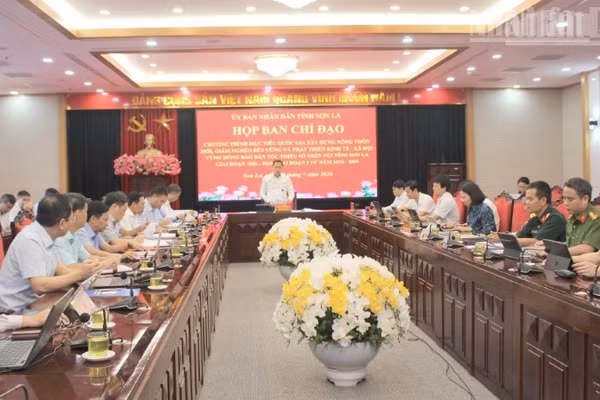 Đồng chí Nguyễn Đình Việt, Chủ tịch Ủy ban nhân dân tỉnh Sơn La chủ trì cuộc họp.