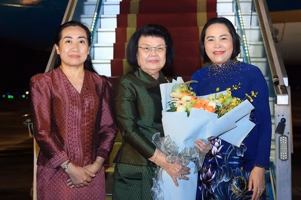 Phó Chủ tịch Quốc hội Nguyễn Thị Thanh đón Chủ tịch Quốc hội Campuchia Samdech Khuon Sudary tại sân bay quốc tế Nội Bài. (Ảnh: TTXVN)