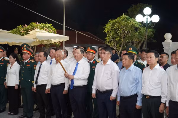 Đồng chí Phạm Gia Túc cùng các đại biểu dự lễ tri ân dâng hương các liệt sĩ hy sinh tại trận địa pháo Bãi Dừa