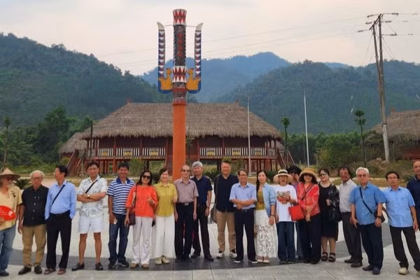 Các văn nghệ sĩ đi thực tế sáng tác tại vùng núi Nam Đông, Huế.