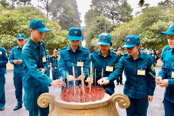 Chiến sĩ dân quân tự vệ dâng hương tại Nhà tù Phú Lợi.