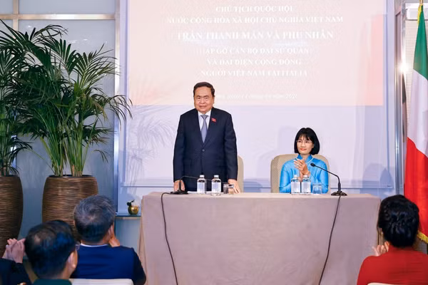 Chủ tịch Quốc hội Trần Thanh Mẫn nói chuyện với cán bộ Đại sứ quán và đại diện cộng đồng người Việt Nam tại Italia. (Ảnh: Doãn Tấn/TTXVN)