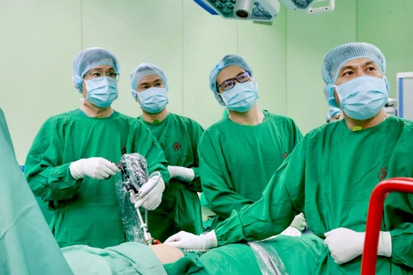 Ê-kíp phẫu thuật viêm ruột thừa cấp. (Ảnh: Bệnh viện cung cấp)