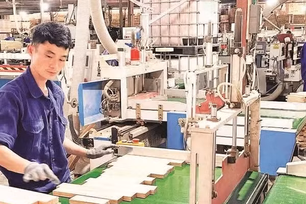 Công nhân Doanh nghiệp tư nhân Đăng Khoa (xã Trấn Yên, tỉnh Lào Cai) hoàn thiện sản phẩm. (Ảnh: QUANG THIỀU)