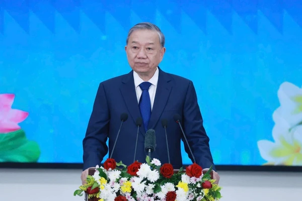 Tổng Bí thư Tô Lâm phát biểu chính sách tại Học viện Chính trị-Hành chính Quốc gia Lào, chiều 1/12/2025. (Ảnh: Thống Nhất/TTXVN)