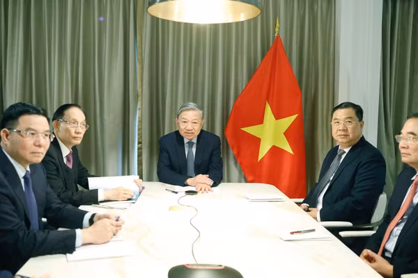 Tổng Bí thư Tô Lâm điện đàm với Thượng nghị sĩ Hoa Kỳ Steve Daines. (Ảnh: Thống Nhất/TTXVN)