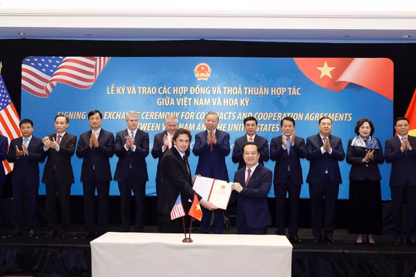 Tổng Bí thư Tô Lâm chứng kiến lễ trao giấy phép giữa Bộ Khoa học và Công nghệ và Công ty Starlink trao giấy phép cung cấp dịch vụ viễn thông có hạ tầng mạng (loại mạng viễn thông cố định vệ tinh) cho Công ty trách nhiệm hữu hạn Starlink Services Việt Nam; giấy phép cung cấp dịch vụ viễn thông có hạ tầng mạng (loại mạng viễn thông di động vệ tinh) cho Công ty trách nhiệm hữu hạn Starlink Services Việt Nam. (Ảnh: Thống Nhất/TTXVN)