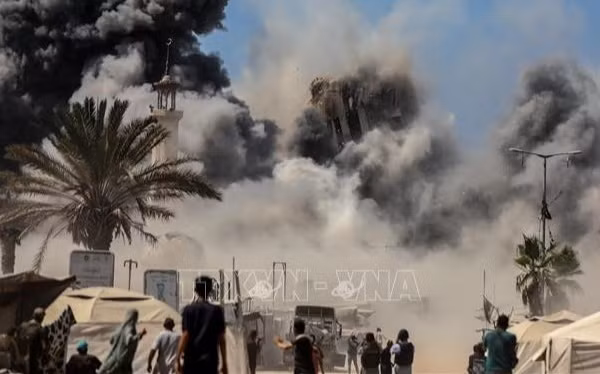 Toà nhà đổ sập sau vụ không kích của Israel tại thành phố Gaza ngày 5/9/2025. (Ảnh: THX/TTXVN)