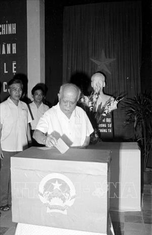 Chủ tịch nước Tôn Đức Thắng bỏ phiếu bầu cử Hội đồng nhân dân các cấp. (Ảnh: TTXVN)