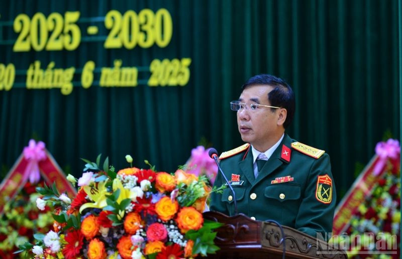 Đại tá Phạm Văn Đông, Chủ nhiệm Chính trị Quân khu 4 phát biểu chỉ đạo Đại hội.