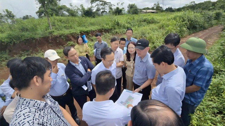 Phó Chủ tịch Ủy ban nhân dân tỉnh Quảng Trị Hoàng Xuân Tân kiểm tra vị trí chọn xây dựng Trường phổ thông nội trú tiểu học và trung học cơ sở Hướng Phùng. gen-h-z6991839003732-5890c9063bce3ecd87bdb54f45e83eed.jpg