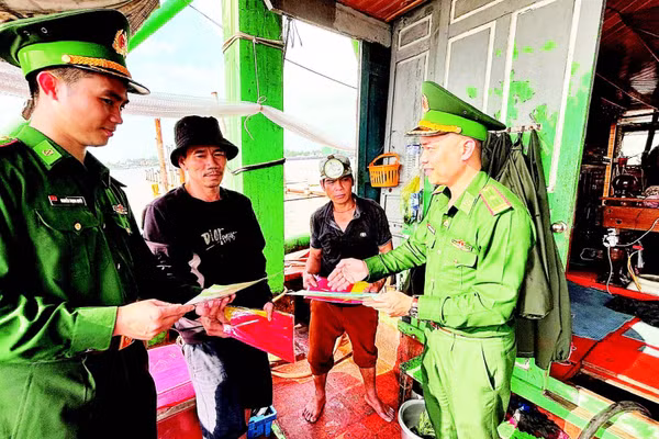 Lực lượng chức năng tuyên truyền chống khai thác IUU cho ngư dân tại cảng Cửa Việt.