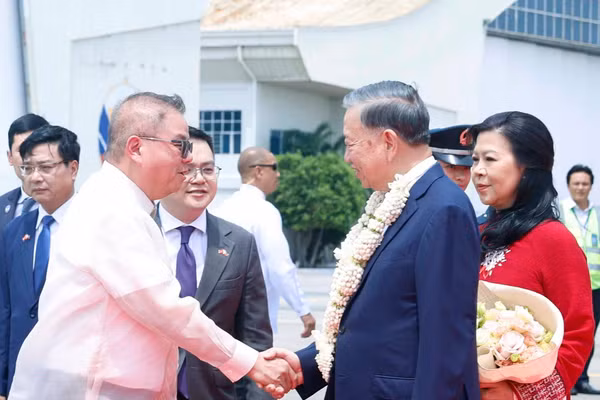 Tổng Bí thư, Chủ tịch nước Tô Lâm và Phu nhân đến Manila, bắt đầu chuyến thăm cấp Nhà nước tới Philippines. (Ảnh: Thống Nhất/TTXVN)