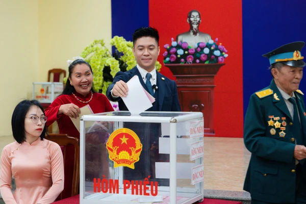 Kiều bào Nguyễn Duy Anh tham gia bỏ phiếu bầu cử đại biểu Quốc hội khóa XVI và đại biểu Hội đồng nhân dân các cấp, sáng 15/3 tại điểm bầu cử số 23, xã Thư Lâm, thành phố Hà Nội.