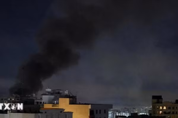 Khói bốc lên sau các vụ không kích của Israel xuống thủ đô Tehran, Iran. (Ảnh: THX/TTXVN)