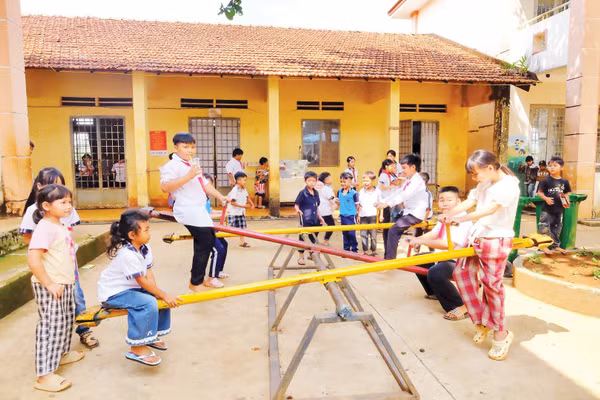 Học sinh Trường tiểu học Đắk Á, xã Bù Gia Mập, vui chơi sau tiết học.