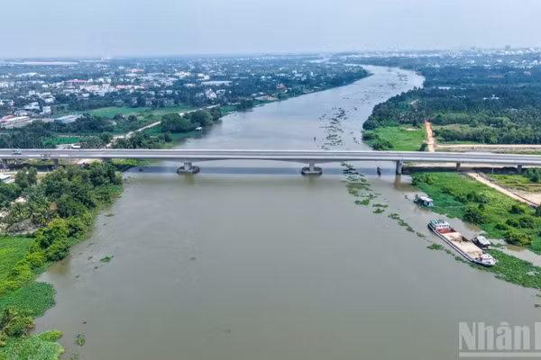 Cầu Bình Gởi vượt sông Sài Gòn có chiều dài 1km.