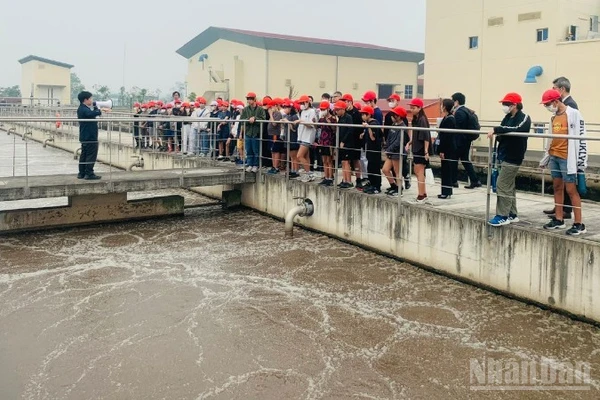Học sinh Trường Nhật Bản Hà Nội tìm hiểu quy trình xử lý nước thải tại Nhà máy xử lý nước thải Yên Xá. (Ảnh: KIỀU GIANG)