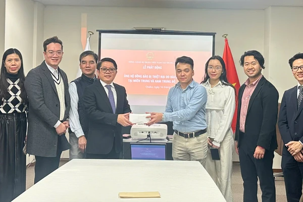 Cán bộ nhân viên Tổng Lãnh sự quán Việt Nam tại Osaka và kiều bào tham gia ủng hộ đồng bào miền trung bị ảnh hưởng bởi mưa bão.