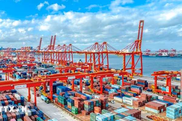 Cảng hàng hóa ở Sơn Đông, Trung Quốc. (Ảnh: THX/TTXVN)