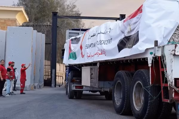 Xe chở hàng viện trợ nhân đạo cho người dân Gaza.