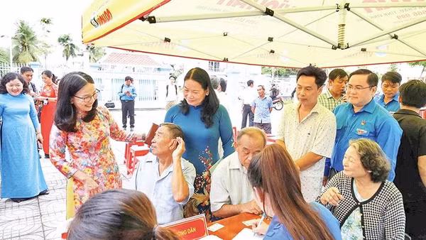 Lãnh đạo tỉnh Vĩnh Long thăm nơi khám sức khỏe toàn diện cho người dân.
