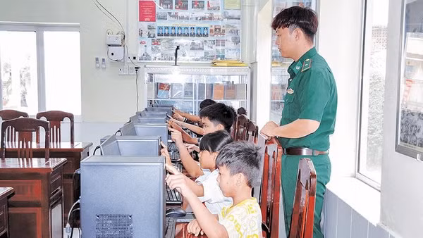 Lực lượng quân sự tích cực hướng dẫn học sinh chuyển đổi số.