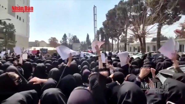 [Video] Sinh viên Iran tại Tehran xuống đường biểu tình ngày thứ ba liên tiếp 