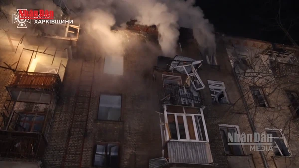 [Video] Nga - Ukraine tiếp tục không kích cơ sở năng lượng đối phương 