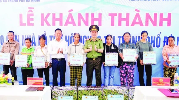 Khánh thành, bàn giao nhà cho hộ nghèo ở thành phố Đà Nẵng.