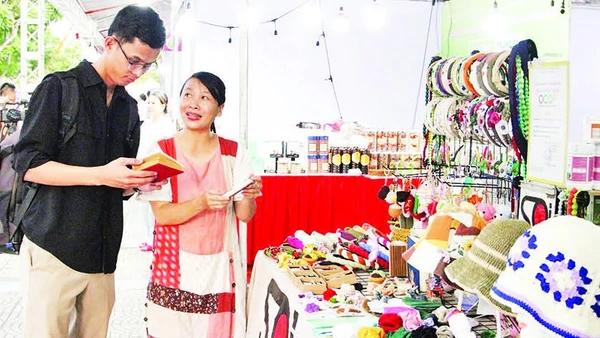 Chị Kim Soi giới thiệu sản phẩm tại các phiên chợ, chương trình xúc tiến, quảng bá.