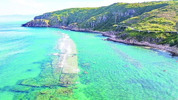 Bề mặt dải đá bằng phẳng, đoạn rộng nhất lên tới 50 mét.