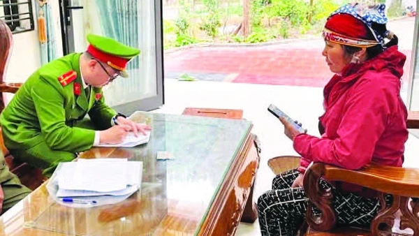 Công an xã Mậu A đến từng hộ dân để kiểm đếm thông tin dữ liệu phục vụ việc hỗ trợ tái định cư.