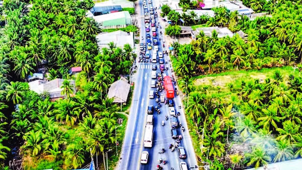 Tình trạng ùn tắc giao thông trên Quốc lộ 60, đoạn qua tỉnh Vĩnh Long.