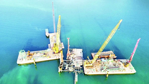 Nỗ lực vận chuyển trang thiết bị trên dòng sông Đà.