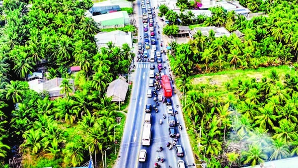 Tình trạng ùn tắc giao thông trên Quốc lộ 60, đoạn qua tỉnh Vĩnh Long.